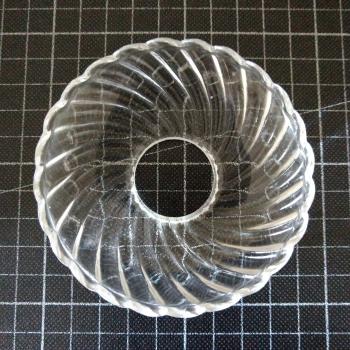Objet en verre percé d'un trou